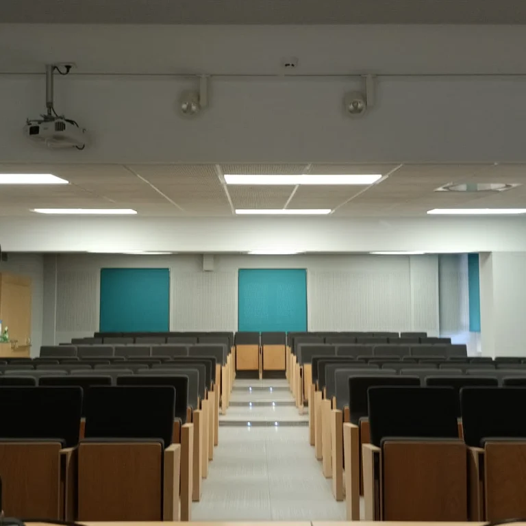 INSTALACION ELECTRICA SALON DE GRADOS DE LA FACULTAD FCAFD 3